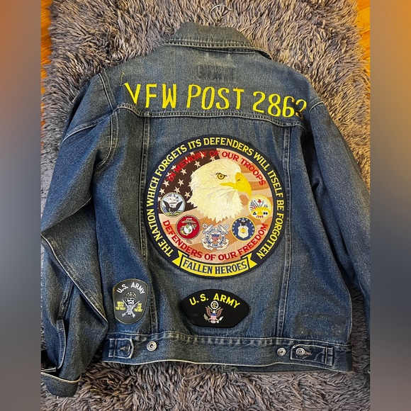 Vintage Jean jacket from the 90’s with original patches!!!